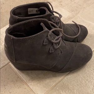 Tom’s gray boots